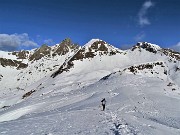 46 Da cima Monte Avaro rientriamo al colletto spazzati da forti raffiche di vento